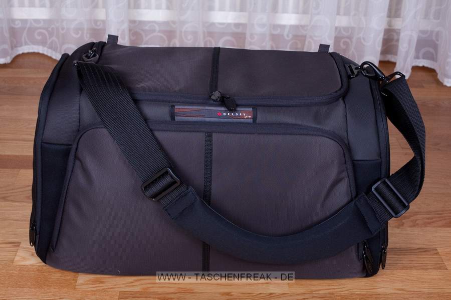 DELSEY PRO 1\n\nFoto und Kommentar von Stefan Schfer - VIELEN DANK!\n\nKommentar:\n\nHallo,\n\nwrde gerne die Bilder dieser Tasche fr eure Seite zur Verfgung stellen:\n\nDelsey Pro 1.\n\n(Zur Grenvorstellung die 1,5L Flasche Wasser)\n\nWirklich viel Platz , ich habe eine 5D mit Batteriegriff und angesetztem 70-200 2.8 L IS, eine 40D mit Batteriegriff und 50mm 1.4, zwei zustzliche Objektive, Blitz 580 EX II und diverses Zubehr drin. Ist noch weiterer Platz. Also, wer eine wirklich groe Tasche fr viel Equipment braucht - ich kann diese nur empfehlen. Von der Verarbeitung und Qualitt des Materials her wrde ich behaupten wollen, besser als Lowepro.\n\nDie Griffe sind "versenkbar", der Schulterriemen ist super gepolstert, Bodenplatte fest - hnlich einer Sporttasche mit Standfen, das Regencover ist gut verstaut, das Hauptfach lsst sich mit einem mitgelieferten Bgelschlo verschlieen und in zwei Ebenen aufteilen. Toll sind auch die mitgelieferten Objektivschutzhllen.\n\nGru, Stefan Schfer