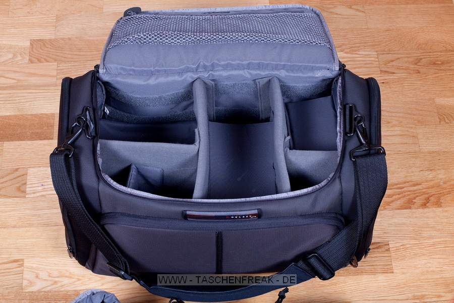 DELSEY PRO 1\n\nFoto und Kommentar von Stefan Schfer - VIELEN DANK!\n\nKommentar:\n\nHallo,\n\nwrde gerne die Bilder dieser Tasche fr eure Seite zur Verfgung stellen:\n\nDelsey Pro 1.\n\n(Zur Grenvorstellung die 1,5L Flasche Wasser)\n\nWirklich viel Platz , ich habe eine 5D mit Batteriegriff und angesetztem 70-200 2.8 L IS, eine 40D mit Batteriegriff und 50mm 1.4, zwei zustzliche Objektive, Blitz 580 EX II und diverses Zubehr drin. Ist noch weiterer Platz. Also, wer eine wirklich groe Tasche fr viel Equipment braucht - ich kann diese nur empfehlen. Von der Verarbeitung und Qualitt des Materials her wrde ich behaupten wollen, besser als Lowepro.\n\nDie Griffe sind "versenkbar", der Schulterriemen ist super gepolstert, Bodenplatte fest - hnlich einer Sporttasche mit Standfen, das Regencover ist gut verstaut, das Hauptfach lsst sich mit einem mitgelieferten Bgelschlo verschlieen und in zwei Ebenen aufteilen. Toll sind auch die mitgelieferten Objektivschutzhllen.\n\nGru, Stefan Schfer