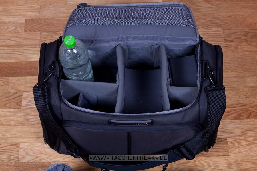 DELSEY PRO 1\n\nFoto und Kommentar von Stefan Schfer - VIELEN DANK!\n\nKommentar:\n\nHallo,\n\nwrde gerne die Bilder dieser Tasche fr eure Seite zur Verfgung stellen:\n\nDelsey Pro 1.\n\n(Zur Grenvorstellung die 1,5L Flasche Wasser)\n\nWirklich viel Platz , ich habe eine 5D mit Batteriegriff und angesetztem 70-200 2.8 L IS, eine 40D mit Batteriegriff und 50mm 1.4, zwei zustzliche Objektive, Blitz 580 EX II und diverses Zubehr drin. Ist noch weiterer Platz. Also, wer eine wirklich groe Tasche fr viel Equipment braucht - ich kann diese nur empfehlen. Von der Verarbeitung und Qualitt des Materials her wrde ich behaupten wollen, besser als Lowepro.\n\nDie Griffe sind "versenkbar", der Schulterriemen ist super gepolstert, Bodenplatte fest - hnlich einer Sporttasche mit Standfen, das Regencover ist gut verstaut, das Hauptfach lsst sich mit einem mitgelieferten Bgelschlo verschlieen und in zwei Ebenen aufteilen. Toll sind auch die mitgelieferten Objektivschutzhllen.\n\nGru, Stefan Schfer