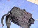 Drr City Bag\n\nFoto von Jrg Langer\n\nKommentar des Nutzers:\n\nEine kleine Fototasche die nicht nach Fototasche aussieht und genau damit wird sie m.E. Ihrem Namen "City Bag" sehr gerecht.\n\nEs passen in dieses kleine Packwunder gut rein:\n\n- eine DSLR mit einem relativ groen Standardzoom wie einem 28-300er oder einem 18-200er oder hnlichen Formfaktoren. Ein Canon 24-70 2,8L ist etwa 1 cm zu lang. In unserem "Packbeispiel hier haben wir ein 12-24 mit 82er Filterdurchmesser verwendet was deutlich grer ist als eins der genannten Reisezooms.\n\n- dazu eine 50er Festbrennweite und einen groen Systemblitz und Akkus dazu.\n\n- In die vielen kleinen und greren Reisverschluss und Kletttaschen passen dann gut, Geldbrse, PDA, Handy und CF Cards sowie anderer Kleinkram rein.\n\nDier Tasche lsst sich sehr angenehm als Schulter- oder auch Torsotasche tragen.\n\nDer Preis ist mit 35 Euro vergleichsweise gnstig und dadurch ist die Drr City Bag auch gut als "Zweittasche" haltbar.\n\nDie Verarbeitung ist sehr hochwertig und sehr robust.\n\nDie Innentasche wird mit einem Kordelverschluss verzogen/verschlossen und dadurch ist die Cam auch relativ "Wasserfest" untergebracht.\n\nLeider passt auch das Equipment der Frau wie auf 2 Bildern zu sehen hervorragend hier rein, was den Innerfamiliren Konflikt "wer nutzt welche Tasche" nicht einfacher macht ;-)\n\nTaschenfreak Empfehlung: Sehr empfehlenswert!!!!