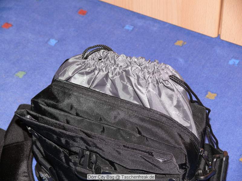 Drr City Bag\n\nFoto von Jrg Langer\n\nKommentar des Nutzers:\n\nEine kleine Fototasche die nicht nach Fototasche aussieht und genau damit wird sie m.E. Ihrem Namen "City Bag" sehr gerecht.\n\nEs passen in dieses kleine Packwunder gut rein:\n\n- eine DSLR mit einem relativ groen Standardzoom wie einem 28-300er oder einem 18-200er oder hnlichen Formfaktoren. Ein Canon 24-70 2,8L ist etwa 1 cm zu lang. In unserem "Packbeispiel hier haben wir ein 12-24 mit 82er Filterdurchmesser verwendet was deutlich grer ist als eins der genannten Reisezooms.\n\n- dazu eine 50er Festbrennweite und einen groen Systemblitz und Akkus dazu.\n\n- In die vielen kleinen und greren Reisverschluss und Kletttaschen passen dann gut, Geldbrse, PDA, Handy und CF Cards sowie anderer Kleinkram rein.\n\nDier Tasche lsst sich sehr angenehm als Schulter- oder auch Torsotasche tragen.\n\nDer Preis ist mit 35 Euro vergleichsweise gnstig und dadurch ist die Drr City Bag auch gut als "Zweittasche" haltbar.\n\nDie Verarbeitung ist sehr hochwertig und sehr robust.\n\nDie Innentasche wird mit einem Kordelverschluss verzogen/verschlossen und dadurch ist die Cam auch relativ "Wasserfest" untergebracht.\n\nLeider passt auch das Equipment der Frau wie auf 2 Bildern zu sehen hervorragend hier rein, was den Innerfamiliren Konflikt "wer nutzt welche Tasche" nicht einfacher macht ;-)\n\nTaschenfreak Empfehlung: Sehr empfehlenswert!!!!