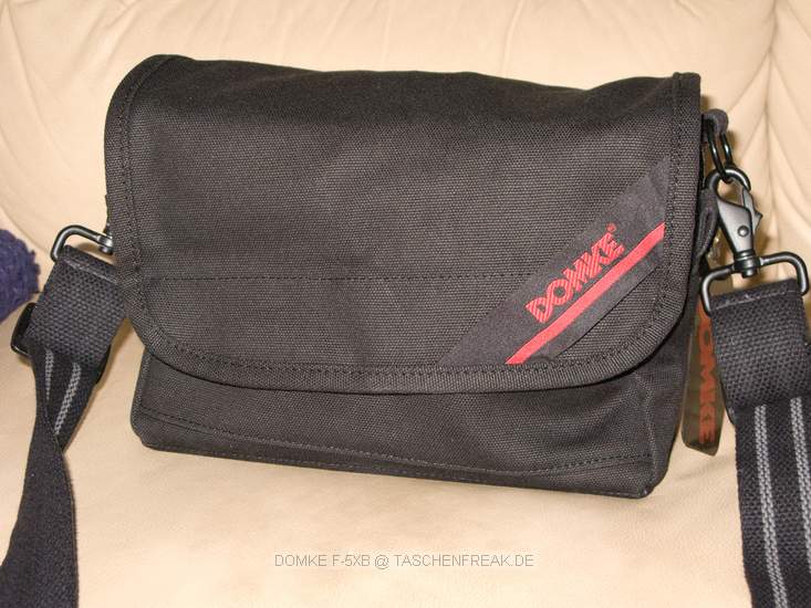 DOMKE F-5XB\n\nFoto und Text von www.taschenfreak.de - Jrg Langer\n\nKommentar:\n\nHi all,\n\nda mir bei meiner damaligen Suche keiner so richtig sagen konnte ob eine 5D mit 35 1,4 und ein loses 135 2.0 in die kleine Domke passt, habe ich mir eine kommen lassen. Wenn es nicht gepasst htte wre diese eben als "Hlle" fr die Kompakte G9 durchgegangen.\n\nAber - siehe da - es passt bestens. Ich habe Euch und fr Taschenfreak ein paar Bilder gemacht. \n\nEs passt gut eine DSLR ohne BG rein mit angesetzter Linse (in meinem Fall ein 35 1.4L mit ungedrehter Geli, ein loses 135 2.0 und ein Telekonverter, sowie mein kleiner Reiseblitz - der 220EX. Anstelle des 220EX ginge auch ein 85er rein und anstelle von TC und 220E ginge auch das 20er 2.8 rein.\n\nVielleicht hilfts ja dem einen oder anderen ...\n\nLiebe Grsse\n\nJrg\nwww.taschenfreak.de