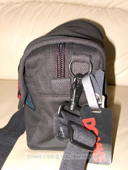 DOMKE F-5XB\n\nFoto und Text von www.taschenfreak.de - Jrg Langer\n\nKommentar:\n\nHi all,\n\nda mir bei meiner damaligen Suche keiner so richtig sagen konnte ob eine 5D mit 35 1,4 und ein loses 135 2.0 in die kleine Domke passt, habe ich mir eine kommen lassen. Wenn es nicht gepasst htte wre diese eben als "Hlle" fr die Kompakte G9 durchgegangen.\n\nAber - siehe da - es passt bestens. Ich habe Euch und fr Taschenfreak ein paar Bilder gemacht. \n\nEs passt gut eine DSLR ohne BG rein mit angesetzter Linse (in meinem Fall ein 35 1.4L mit ungedrehter Geli, ein loses 135 2.0 und ein Telekonverter, sowie mein kleiner Reiseblitz - der 220EX. Anstelle des 220EX ginge auch ein 85er rein und anstelle von TC und 220E ginge auch das 20er 2.8 rein.\n\nVielleicht hilfts ja dem einen oder anderen ...\n\nLiebe Grsse\n\nJrg\nwww.taschenfreak.de