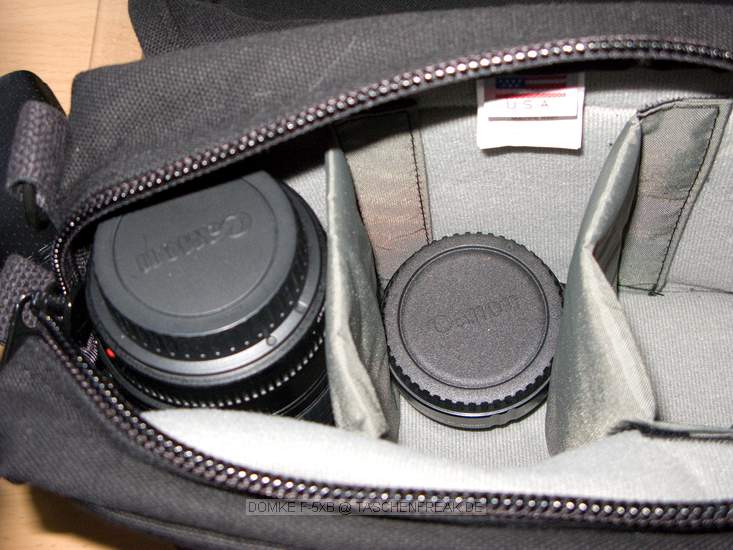 DOMKE F-5XB\n\nFoto und Text von www.taschenfreak.de - Jrg Langer\n\nKommentar:\n\nHi all,\n\nda mir bei meiner damaligen Suche keiner so richtig sagen konnte ob eine 5D mit 35 1,4 und ein loses 135 2.0 in die kleine Domke passt, habe ich mir eine kommen lassen. Wenn es nicht gepasst htte wre diese eben als "Hlle" fr die Kompakte G9 durchgegangen.\n\nAber - siehe da - es passt bestens. Ich habe Euch und fr Taschenfreak ein paar Bilder gemacht. \n\nEs passt gut eine DSLR ohne BG rein mit angesetzter Linse (in meinem Fall ein 35 1.4L mit ungedrehter Geli, ein loses 135 2.0 und ein Telekonverter, sowie mein kleiner Reiseblitz - der 220EX. Anstelle des 220EX ginge auch ein 85er rein und anstelle von TC und 220E ginge auch das 20er 2.8 rein.\n\nVielleicht hilfts ja dem einen oder anderen ...\n\nLiebe Grsse\n\nJrg\nwww.taschenfreak.de