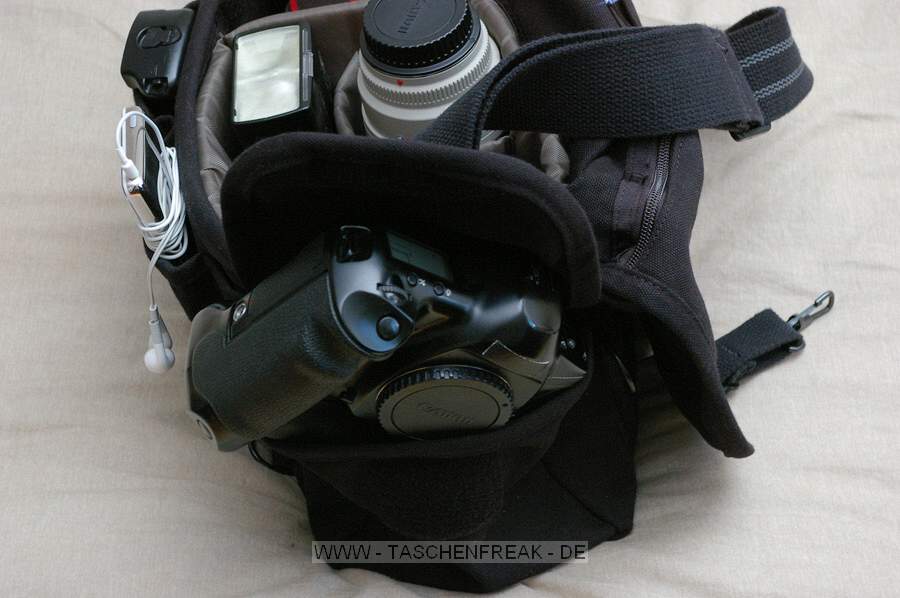 DOMKE F2\n\nFoto und Text von Lennart Wiedemuth - VIELEN DANK!\n\nKommentar:\n\nHallo Jrg,\neine neue Tasche ein neuer Bericht an dich ;).\n\nAlso ich habe mir die Domk F-2 in den USA bei Calumet fr 124.99$ gekauft und zustzlich noch ein Shoulderpad fr 18.99$.\nDas Pad erleichtert das tragen um WELTEN um nicht von Galaxien zu sprechen ;). Wirklich sehr angenehm die Sache.\n\nGekauft wurde die Tasche fr Documentary und Photojournalism damit man das was man braucht mit nehmen und auch schnell parat hat.\nIch flle sie zu 50% wie auf Bild zwei (1DII, 17-40 F4, 50mm F1.4, Akku, Cleaning, Ipod und ein Block) in weiteren 40% wird die 1DII durch die 1N ersetzt und ein paar Filme kommen dazu.\nMan kann sie allerdings auch komplett voll machen, zum Beispiel fr Sport oder hnliches mit einer Remote PW's etc etc.\n\nDer "Deckel" lsst sich schnell ber zwei Klipse ffnen und schliessen, kann aber auch offen gelassen werden denn das Klett hlt recht gut.\nDie 2 kleinen Fronttaschen sind fr meinen Geschmack etwas zu klein (mein 550EX geht da nicht rein) dafr ist die kleine Auentasche auf der hinterseite der Tasche sehr praktisch, fr Handys, Stifte oder Zeitungen.\n\nBesten Gru,\nLennart