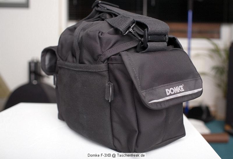 DOMKE F-3XB\n\nFoto von Stefan Redel - VIELEN DANK!\n\nKommentar des Nutzers:\n\nEine nette Tasche, falls man einfach mal mit kleinem Gepck unterwegs sein mchte. Sieht schick aus und ist super verarbeitet. Dazu noch recht leicht.\nBin damit dreimal drauen gewesen zum spazieren gehen. War praktisch, weil eine 1er (oder was anderes mit angesetztem Batteriegriff) mit einem mittelgroen Objektiv direkt griffbereit reinpasst. Ein Beispiel darum auch die Kamera mit angesetztem 24-70L. Ein 35L beispielsweise passt sogar mit richtig aufgesetzter GeLi noch wunderbar rein.\nDas Bild, wo der Kamerabody von hinten zu sehen ist - da ist ein 24-70L angesetzt, damit man sieht, wie hoch die Tasche ist.\nAlternativ geht auch der Body alleine und hinten drin das 70-200/2,8L plus was anderes. Jeweils mit umgekehrt angesetzter GeLi.\n\nDazu Platz in den Seitentaschen fr Blitze, Akkus, Ladegert, Portabler Festplatte oder so. Innen im Deckel eine Tasche mit Reiverschluss fr Speicherkarten, vorne eine offene Tasche fr flache Sachen. Die gleiche Tasche gibt es auch hinten an der Tasche. Fr Notziblock und Kugelschreiber beispielsweise.\nEine durchdachte, praktische Tasche. Ein Raumteiler wird mitgeliefert.\nInnen sind fest angebrachte Befestigungen, wo man kleinere Objektive reinstecken kann. Ist fr "L" aber nicht wirklich geeignet, die passen nur meist nicht mit geli rein. Ein dickes 70-200/2,8l passt wunderbar rein - dann aber eben ohne Geli. wie gemacht ist es zum beispiel fr das 100er-makro.\n\nDas Material ist aus ballistischem Nylon, aber den ganzen weiteren Rest kann man ja auf der Herstellerseite nachlesen...