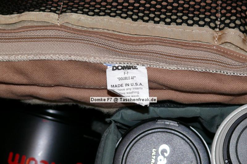 DOMKE F7 AF\n\nFoto von Jrg Langer - www.taschenfreak.de\n\nKommentar des Nutzers:\n\nDie amerikanische Reportertasche - und das zurecht. Sehr robust, sehr flexibel, sehr praktische Auentaschen mit schnellem Zugriff und Handling wie sie ein Reporter braucht. Der Canvas / Baumwollstoff trgt sich sehr gut und passt sich der Ausrstung hervoragend an.\n\nWir haben in diese Testbeladung reingepackt:\n\nCanon 5D mit angesetztem Canmon 24-70 2,8L (mit BG wre auch problemlos mglich.)\nCanon 70-200 4.0 L mit Stativschelle und Kirk Schnellwechselplatte\nCanon 300 4.0 L IS mit Stativschelle und Kirk Schnellwechselplatte\nCanon 17-40 4.0 L\nCanon 50 1,8 I\nCanon Blitz 580EX\nKenko Pro DG 1,4TC\nGossen Starlite Handbelichtungsmesser\nLeica D-Lux 3 Kompaktcam in Auentasche\nPDA\nAkkus, Speicher, Filter, Geldbrse\n\nAlso alles was man irgendwie unterwegs gebrauchen kann.\n\nDer Schultergurt ist dank dem eingenhten Gummifasern sehr rutschfest auf der Schulter - wird aber mit dem optional erhltlichen US Postoffice Shoulderpad erst wirklich bequem und das trotz des Gewichtes der umfangreichen Fllung. Also sind diese etwa 15 Euro fr das Schulterpolster sehr empfehlenswert. Dieses erleichtert das Gewicht gefhlt um die hlfte.