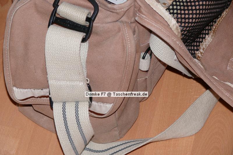 DOMKE F7 AF\n\nFoto von Jrg Langer - www.taschenfreak.de\n\nKommentar des Nutzers:\n\nDie amerikanische Reportertasche - und das zurecht. Sehr robust, sehr flexibel, sehr praktische Auentaschen mit schnellem Zugriff und Handling wie sie ein Reporter braucht. Der Canvas / Baumwollstoff trgt sich sehr gut und passt sich der Ausrstung hervoragend an.\n\nWir haben in diese Testbeladung reingepackt:\n\nCanon 5D mit angesetztem Canmon 24-70 2,8L (mit BG wre auch problemlos mglich.)\nCanon 70-200 4.0 L mit Stativschelle und Kirk Schnellwechselplatte\nCanon 300 4.0 L IS mit Stativschelle und Kirk Schnellwechselplatte\nCanon 17-40 4.0 L\nCanon 50 1,8 I\nCanon Blitz 580EX\nKenko Pro DG 1,4TC\nGossen Starlite Handbelichtungsmesser\nLeica D-Lux 3 Kompaktcam in Auentasche\nPDA\nAkkus, Speicher, Filter, Geldbrse\n\nAlso alles was man irgendwie unterwegs gebrauchen kann.\n\nDer Schultergurt ist dank dem eingenhten Gummifasern sehr rutschfest auf der Schulter - wird aber mit dem optional erhltlichen US Postoffice Shoulderpad erst wirklich bequem und das trotz des Gewichtes der umfangreichen Fllung. Also sind diese etwa 15 Euro fr das Schulterpolster sehr empfehlenswert. Dieses erleichtert das Gewicht gefhlt um die hlfte.