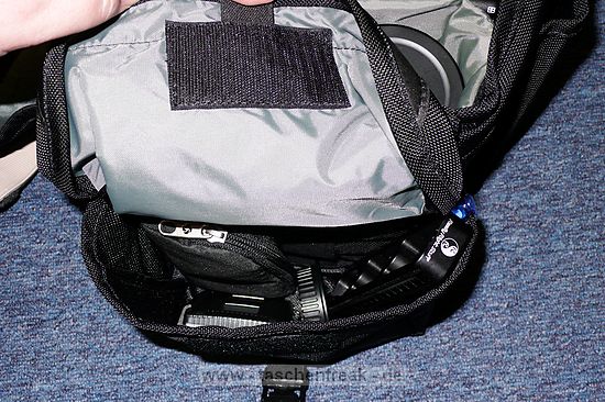 DOMKE J1\n\nFoto von Jrg Langer\n\nKommentar des Nutzers:\n\nProfi Tasche aus USA.\n\nDer Balistic Nylon SToff ist das strapazierfhigste Material das man bekommen kann fr eine Fototache. Die Auentaschen sind extrem gut nutzbar. Der Metalsenverschluss vorne an der Tasche ist etwas hakelig aber extrem gut verschlossen und das auch im groen "Reportagedschungel". DIe beiden Vordertaschen sind fr groe Systemblitzgerte ausgelegt und das sit sehr praktisch. Die Inneneinteilungen sind leider fr 2,8er Optiken etwas "eng" aber trotzdem gut nutzbar.\n\nDomke ist nach wie vor sehr gut aber in Deutschland berteuert. Think Tank Photo ist auf selben hohen Verarbeitungsniveau und in DE besser lieferbar.