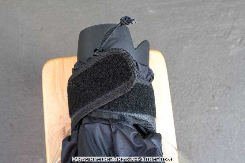 Enjoyyourcamera.com - Regenschutz\n\nFoto von Josef-Florian Glatz - VIELEN DANK!\n\nKommentar des Nutzers:\nMal ein paar praktische Bilder zum Regenschutz "NEU" von enjoy:\nKamera ist die 1D mit 1,4erTK+70-200L2.8IS)\n\nIch finde es echt genial. Es knnte evtl. etwas weiter im Bereich der Kamera haben, aber es reicht und funktioniert tadellos. Blitz passt halt keiner mehr rein.