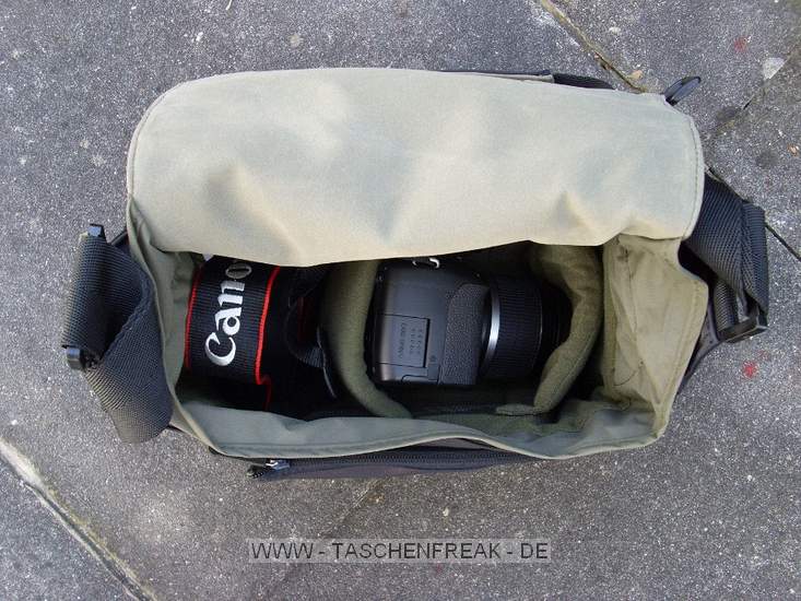 GOLLA CAM BAG SWAY\n\nFoto und Kommentar von Katja - VIELEN DANK!\n\nKommentar:\n\nHallo Jrg,\n\nich wrde auch gerne deine Seite untersttzen. Ich finde die Idee sehr gut, auch wenn sie mir bei meiner eigenen Taschensuche leider nicht weitetergeholfen hat. Deswegen hier mein Neukauf: eine GOLLA Cam Bag - Sway.\n\nIn die Kameratasche passt eine Canon 450D mit Kitobjektiv (28-55) und ein weiteres Objektiv, nach oben hin ist genug Platz fr grere Kameras oder um noch was draufzulegen. (Man knnte die Kamera auch aufs Objektiv legen, dann gewinnt man etwas mehr Platz daneben; ob es fr einen Blitz reicht kann ich leider mangels Blitz nicht sagen)\nDie Umhngetasche ist also ehr fr kleine Ausflge geeignet. Die Tasche hat zustzlich noch vorne ein Fach fr Kleinkram und hinten fr flache Gegenstnde, z.B. die Bedienungsanleitung.\nEs werden zwei Einteiler mitgeliefert, die man mittels Klettverschluss frei und individuell positionieren kann.\nDie Auenklappe wird ebenfalls per Klettverschluss an einer Seite befestigt.\nDie Tasche wirkt stabil, die Ftterung ist meiner Meinung nach zwar ausreichend aber nicht bermig dick.\nAlles weitere sollte man den Bildern entnehmen knnen.\n\nDa mir persnlich auch das Design der Tasche sehr wichtig ist und ich eine Tasche wollte, der man nicht ansieht, dass sich eine Kamera darin befindet, bin ich sehr glcklich mit meiner Wahl.\n\nGru,\n\nKatja