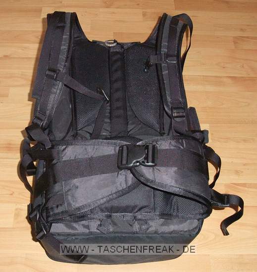 GURAGEAR KIBOKO\n\nFoto und Kommentar von Thorsten - VIELEN DANK!\n\nKommentar:\n\nDie GuraGear Kiboko:\n\nEs handelt sich um eine Tasche, die in der Mitte geteilt ist. Diese \nkoennen wie ein Schmetterling einzeln geffnet werden. In eine Seite \npasst ein Nikon 200-400 mit Pro Kamera (dabei ist noch etwa 5 cm Platz). \nGeli ist verkehrt herum. Zur Groessenangabe habe ich ein 30cm Massstab \nhinzu gelegt.\n\nBesonderheiten: Die Schultergurte lassen sich verdecken. So kann die \nTasche besser in einem Flugzeug verstaut werden. Die Mae entsprechen \nden internationalen Fluglinienbestimmungen, und die Tasche passt somit \nin die Verstauungsmglichkeiten beim Flugzeug ber dem Kopf.\n\nDie Schulterriemen sind nicht so stark gepolstert wie z.B. beim Tamrac \nExpedition. Somit ist die Tasche aber viel leichter. Dennoch lsst Sie \nsich aber gut tragen.\n\nRechts gibt es eine Mglichkeit ein Stativ zu befestigen. Ist aber eher \nklein ausgefallen.\n\nLinks ist eine Tasche, in der eine Flasche verstaut werden kann.\n\nZusammenfassung: Die Tasche ist eher leichter ausgefallen. Hochwertige \nMaterialien. Reissverschlsse etwas klein. Scheinen aber stabil zu sein. \nACHTUNG! Man muss hllisch aufpassen, dass man die Tasche nicht voll \npackt! Es wrden ja auf beide Seiten eine grosse PRO Linse passen! Denn \nsonst kann man Sie nicht mehr tragen. Grins.