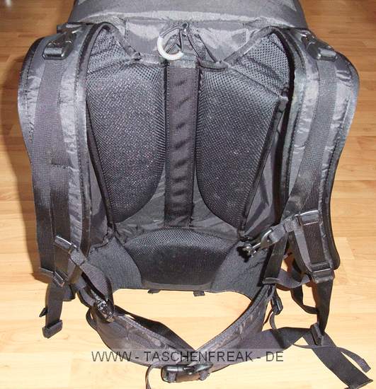 GURAGEAR KIBOKO\n\nFoto und Kommentar von Thorsten - VIELEN DANK!\n\nKommentar:\n\nDie GuraGear Kiboko:\n\nEs handelt sich um eine Tasche, die in der Mitte geteilt ist. Diese \nkoennen wie ein Schmetterling einzeln geffnet werden. In eine Seite \npasst ein Nikon 200-400 mit Pro Kamera (dabei ist noch etwa 5 cm Platz). \nGeli ist verkehrt herum. Zur Groessenangabe habe ich ein 30cm Massstab \nhinzu gelegt.\n\nBesonderheiten: Die Schultergurte lassen sich verdecken. So kann die \nTasche besser in einem Flugzeug verstaut werden. Die Mae entsprechen \nden internationalen Fluglinienbestimmungen, und die Tasche passt somit \nin die Verstauungsmglichkeiten beim Flugzeug ber dem Kopf.\n\nDie Schulterriemen sind nicht so stark gepolstert wie z.B. beim Tamrac \nExpedition. Somit ist die Tasche aber viel leichter. Dennoch lsst Sie \nsich aber gut tragen.\n\nRechts gibt es eine Mglichkeit ein Stativ zu befestigen. Ist aber eher \nklein ausgefallen.\n\nLinks ist eine Tasche, in der eine Flasche verstaut werden kann.\n\nZusammenfassung: Die Tasche ist eher leichter ausgefallen. Hochwertige \nMaterialien. Reissverschlsse etwas klein. Scheinen aber stabil zu sein. \nACHTUNG! Man muss hllisch aufpassen, dass man die Tasche nicht voll \npackt! Es wrden ja auf beide Seiten eine grosse PRO Linse passen! Denn \nsonst kann man Sie nicht mehr tragen. Grins.