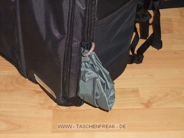 GURAGEAR KIBOKO\n\nFoto und Kommentar von Thorsten - VIELEN DANK!\n\nKommentar:\n\nDie GuraGear Kiboko:\n\nEs handelt sich um eine Tasche, die in der Mitte geteilt ist. Diese \nkoennen wie ein Schmetterling einzeln geffnet werden. In eine Seite \npasst ein Nikon 200-400 mit Pro Kamera (dabei ist noch etwa 5 cm Platz). \nGeli ist verkehrt herum. Zur Groessenangabe habe ich ein 30cm Massstab \nhinzu gelegt.\n\nBesonderheiten: Die Schultergurte lassen sich verdecken. So kann die \nTasche besser in einem Flugzeug verstaut werden. Die Mae entsprechen \nden internationalen Fluglinienbestimmungen, und die Tasche passt somit \nin die Verstauungsmglichkeiten beim Flugzeug ber dem Kopf.\n\nDie Schulterriemen sind nicht so stark gepolstert wie z.B. beim Tamrac \nExpedition. Somit ist die Tasche aber viel leichter. Dennoch lsst Sie \nsich aber gut tragen.\n\nRechts gibt es eine Mglichkeit ein Stativ zu befestigen. Ist aber eher \nklein ausgefallen.\n\nLinks ist eine Tasche, in der eine Flasche verstaut werden kann.\n\nZusammenfassung: Die Tasche ist eher leichter ausgefallen. Hochwertige \nMaterialien. Reissverschlsse etwas klein. Scheinen aber stabil zu sein. \nACHTUNG! Man muss hllisch aufpassen, dass man die Tasche nicht voll \npackt! Es wrden ja auf beide Seiten eine grosse PRO Linse passen! Denn \nsonst kann man Sie nicht mehr tragen. Grins.