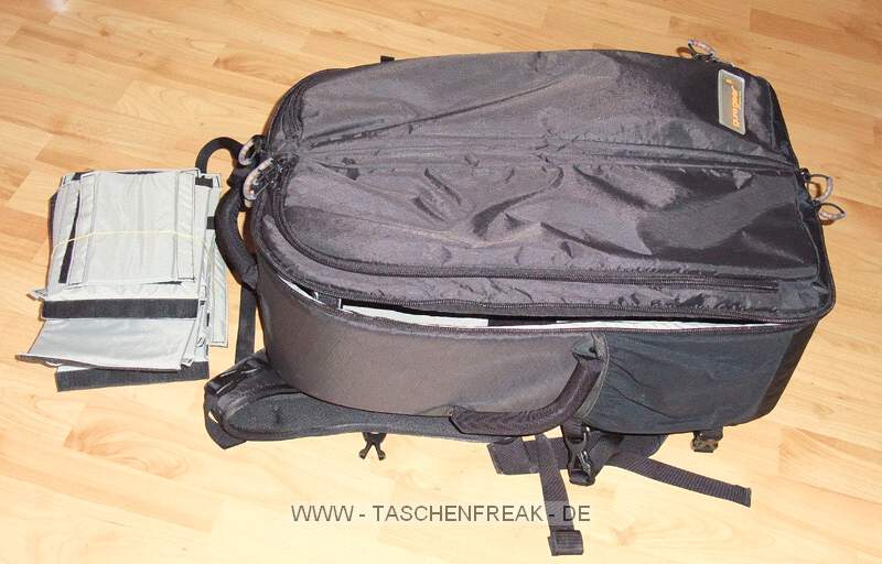 GURAGEAR KIBOKO\n\nFoto und Kommentar von Thorsten - VIELEN DANK!\n\nKommentar:\n\nDie GuraGear Kiboko:\n\nEs handelt sich um eine Tasche, die in der Mitte geteilt ist. Diese \nkoennen wie ein Schmetterling einzeln geffnet werden. In eine Seite \npasst ein Nikon 200-400 mit Pro Kamera (dabei ist noch etwa 5 cm Platz). \nGeli ist verkehrt herum. Zur Groessenangabe habe ich ein 30cm Massstab \nhinzu gelegt.\n\nBesonderheiten: Die Schultergurte lassen sich verdecken. So kann die \nTasche besser in einem Flugzeug verstaut werden. Die Mae entsprechen \nden internationalen Fluglinienbestimmungen, und die Tasche passt somit \nin die Verstauungsmglichkeiten beim Flugzeug ber dem Kopf.\n\nDie Schulterriemen sind nicht so stark gepolstert wie z.B. beim Tamrac \nExpedition. Somit ist die Tasche aber viel leichter. Dennoch lsst Sie \nsich aber gut tragen.\n\nRechts gibt es eine Mglichkeit ein Stativ zu befestigen. Ist aber eher \nklein ausgefallen.\n\nLinks ist eine Tasche, in der eine Flasche verstaut werden kann.\n\nZusammenfassung: Die Tasche ist eher leichter ausgefallen. Hochwertige \nMaterialien. Reissverschlsse etwas klein. Scheinen aber stabil zu sein. \nACHTUNG! Man muss hllisch aufpassen, dass man die Tasche nicht voll \npackt! Es wrden ja auf beide Seiten eine grosse PRO Linse passen! Denn \nsonst kann man Sie nicht mehr tragen. Grins.