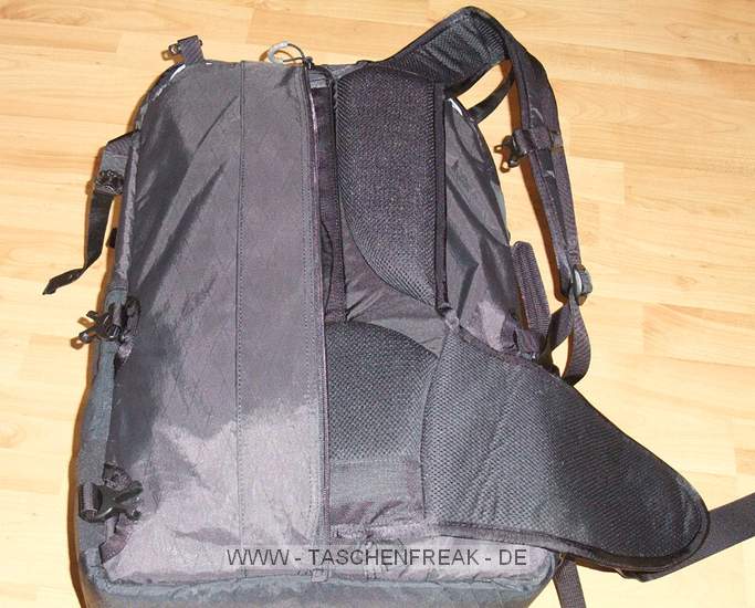 GURAGEAR KIBOKO\n\nFoto und Kommentar von Thorsten - VIELEN DANK!\n\nKommentar:\n\nDie GuraGear Kiboko:\n\nEs handelt sich um eine Tasche, die in der Mitte geteilt ist. Diese \nkoennen wie ein Schmetterling einzeln geffnet werden. In eine Seite \npasst ein Nikon 200-400 mit Pro Kamera (dabei ist noch etwa 5 cm Platz). \nGeli ist verkehrt herum. Zur Groessenangabe habe ich ein 30cm Massstab \nhinzu gelegt.\n\nBesonderheiten: Die Schultergurte lassen sich verdecken. So kann die \nTasche besser in einem Flugzeug verstaut werden. Die Mae entsprechen \nden internationalen Fluglinienbestimmungen, und die Tasche passt somit \nin die Verstauungsmglichkeiten beim Flugzeug ber dem Kopf.\n\nDie Schulterriemen sind nicht so stark gepolstert wie z.B. beim Tamrac \nExpedition. Somit ist die Tasche aber viel leichter. Dennoch lsst Sie \nsich aber gut tragen.\n\nRechts gibt es eine Mglichkeit ein Stativ zu befestigen. Ist aber eher \nklein ausgefallen.\n\nLinks ist eine Tasche, in der eine Flasche verstaut werden kann.\n\nZusammenfassung: Die Tasche ist eher leichter ausgefallen. Hochwertige \nMaterialien. Reissverschlsse etwas klein. Scheinen aber stabil zu sein. \nACHTUNG! Man muss hllisch aufpassen, dass man die Tasche nicht voll \npackt! Es wrden ja auf beide Seiten eine grosse PRO Linse passen! Denn \nsonst kann man Sie nicht mehr tragen. Grins.