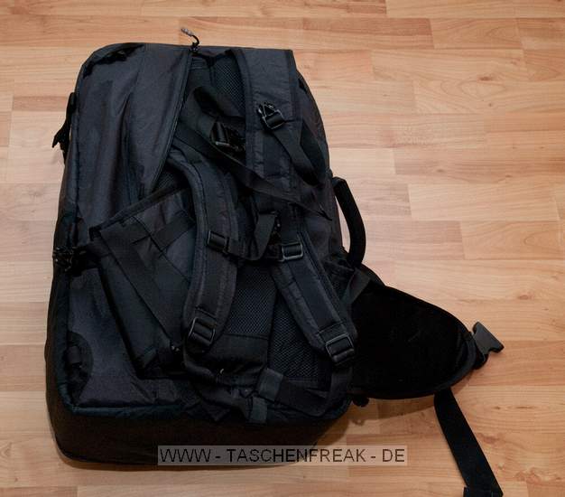 GURAGEAR KIBOKO\n\nFoto und Kommentar von Thorsten - VIELEN DANK!\n\nKommentar:\n\nDie GuraGear Kiboko:\n\nEs handelt sich um eine Tasche, die in der Mitte geteilt ist. Diese \nkoennen wie ein Schmetterling einzeln geffnet werden. In eine Seite \npasst ein Nikon 200-400 mit Pro Kamera (dabei ist noch etwa 5 cm Platz). \nGeli ist verkehrt herum. Zur Groessenangabe habe ich ein 30cm Massstab \nhinzu gelegt.\n\nBesonderheiten: Die Schultergurte lassen sich verdecken. So kann die \nTasche besser in einem Flugzeug verstaut werden. Die Mae entsprechen \nden internationalen Fluglinienbestimmungen, und die Tasche passt somit \nin die Verstauungsmglichkeiten beim Flugzeug ber dem Kopf.\n\nDie Schulterriemen sind nicht so stark gepolstert wie z.B. beim Tamrac \nExpedition. Somit ist die Tasche aber viel leichter. Dennoch lsst Sie \nsich aber gut tragen.\n\nRechts gibt es eine Mglichkeit ein Stativ zu befestigen. Ist aber eher \nklein ausgefallen.\n\nLinks ist eine Tasche, in der eine Flasche verstaut werden kann.\n\nZusammenfassung: Die Tasche ist eher leichter ausgefallen. Hochwertige \nMaterialien. Reissverschlsse etwas klein. Scheinen aber stabil zu sein. \nACHTUNG! Man muss hllisch aufpassen, dass man die Tasche nicht voll \npackt! Es wrden ja auf beide Seiten eine grosse PRO Linse passen! Denn \nsonst kann man Sie nicht mehr tragen. Grins.