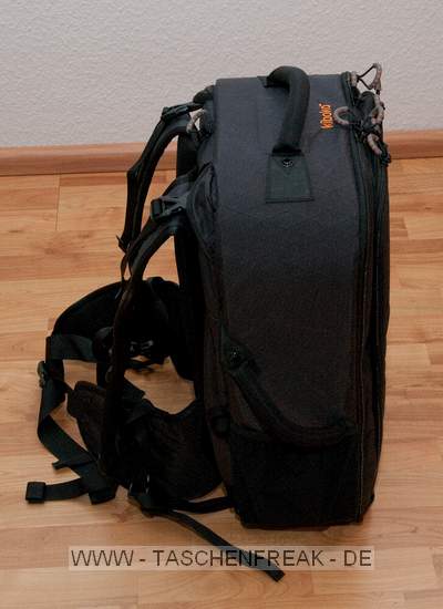 GURAGEAR KIBOKO\n\nFoto und Kommentar von Thorsten - VIELEN DANK!\n\nKommentar:\n\nDie GuraGear Kiboko:\n\nEs handelt sich um eine Tasche, die in der Mitte geteilt ist. Diese \nkoennen wie ein Schmetterling einzeln geffnet werden. In eine Seite \npasst ein Nikon 200-400 mit Pro Kamera (dabei ist noch etwa 5 cm Platz). \nGeli ist verkehrt herum. Zur Groessenangabe habe ich ein 30cm Massstab \nhinzu gelegt.\n\nBesonderheiten: Die Schultergurte lassen sich verdecken. So kann die \nTasche besser in einem Flugzeug verstaut werden. Die Mae entsprechen \nden internationalen Fluglinienbestimmungen, und die Tasche passt somit \nin die Verstauungsmglichkeiten beim Flugzeug ber dem Kopf.\n\nDie Schulterriemen sind nicht so stark gepolstert wie z.B. beim Tamrac \nExpedition. Somit ist die Tasche aber viel leichter. Dennoch lsst Sie \nsich aber gut tragen.\n\nRechts gibt es eine Mglichkeit ein Stativ zu befestigen. Ist aber eher \nklein ausgefallen.\n\nLinks ist eine Tasche, in der eine Flasche verstaut werden kann.\n\nZusammenfassung: Die Tasche ist eher leichter ausgefallen. Hochwertige \nMaterialien. Reissverschlsse etwas klein. Scheinen aber stabil zu sein. \nACHTUNG! Man muss hllisch aufpassen, dass man die Tasche nicht voll \npackt! Es wrden ja auf beide Seiten eine grosse PRO Linse passen! Denn \nsonst kann man Sie nicht mehr tragen. Grins.