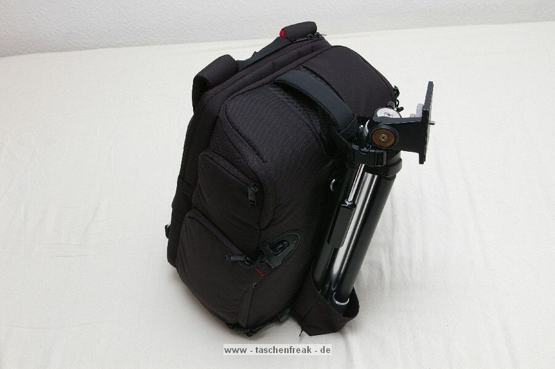 KATA 3N1-33\n\nFoto und Text von Lars Andresen - VIELEN DANK!\n\nKommentar:\n\nFotorucksack Kata 3N1-33 mit Daypack, Kamerafach und Laptopfach + Stativhalter STH-3N1\n\nDer 3n1-33 entspricht weitestgehend dem 3n1-30, als groe Neuerung ist ein Laptopfach hinzugekommen.\n\nDa dies mein erster Fotorucksack ist, habe ich leider keinen wirklichen Vergleich,\naber ich will dennoch mal versuchen hier einen berblick ber die Tasche zu geben.\n\nWas alles dabei war lsst sich auf dem ersten Bild recht gut erkennen:\nDer Rucksack, der Stativhalter und die obere Befestigungsschlaufe, \n2 groe Trennwnde, 5 kleine Trennwnde, der Regenschutz und die Speicherkartentasche.\n -Die beiden groen Trennwnde sind spiegelverkehrt, \n   d.h. es ist eine exakt spiegelverkehrte Einteilung des Rucksacks mglich.\n -Die kleinen Trennwnde sind alle gleich.\n -Der Regenschutz ist sich selbst seine Tasche.\n -Und die Speicherkartentasche hat Klettband an der Rckseite, \n   lsst sich also an vielen Stellen befestigen.\n\n\n### Tragesystem\n\nDas interessante an der Tasche ist ja das Tragesystem, wer mal nach der Tasche gegoogelt hat wird wissen warum.\nMan kann die Trger auf mehre Art- und Weisen verwenden:\n1. Wie einen normalen Rucksack.\n2. Im Sling mit entweder dem rechten oder dem linken Trger, je nach Belieben\n3. Mit den Trgern ber Kreuz, was in einem sehr festen Sitz des Rucksacks resultiert\n\n -Zu jeder Konfiguration kann man noch den eingebauten Beckengurt verwenden, womit sich der Rucksack dann endgltig nicht mehr bewegt ;-)\n -Nicht gebrauchte Trger lassen sich bequem hinter einer Polsterungsschicht wegklappen, das geht auch mit allen gleichzeitig.\n -Fr die, die es haben wollen: es gibt eine Lasche um den Rucksack auf einen Trolley zu stecken, \n	hier ist dann wohl das weg packen aller Trger ziemlich hilfreich.\n -Die Schnallen lassen sich sehr leichtgngig verstellen, wenn man sie senkrecht zur Gurtrichtung hlt.\n	Ebenso funktioniert das "Ziehen am Gurtende" zum Feststellen an allen Trgern problemlos.\n	Dafr halten die Schnallen in Normalposition wie eine 1, da rutsch nichts an Gurt wieder zurck, genau wie es sein soll.*\n -Unbenutzter Restgurt kann ein wenig verstaut werden:\n	Auf den Trgergurten gibt es zwei frei verschiebliche Gurtumschlieende Teile, in die mal die Gurte zurckschieben kann.\n	Fr die Beckengurte gibt es sowas nicht direkt sondern zur zwei Gummizugringe um die Gurte,\n	da stren lose Gurte aber auch bei weitem nicht so sehr, wie an den Trgern\n -Der beste Sitz ist aus meiner Sicht definitiv mit den Trgern ber Kreuz (+optional Beckengurt):\n	Die Tasche hat dort einfach den besten Halt. Die Armfreiheit wird nicht beeintrchtigt, \n	und die Tasche scheint auch genau darauf ausgelegt zu sein.\n	Es kann zudem schnell in den Sling gewechselt werden indem man einfach einen der beiden Trger lst\n\n*Ein Test war: Den Rucksack mit etwa 8 kg Gewicht an einer einzigen Schnalle festgehalten und hochgezogen: Es rutschte kein Gurt nach.\n\n\n### Laptopfach\n\nEin wenig gro fr meinen 13-Zller, aber in den 3n1-22 htte er nicht mehr reingepasst.\nKata liefert die Werte 42*27*4 (H*B*T), die ich soweit auch (als Maximalwerte) besttigen kann.\nAm Boden des Laptopfachs ist ein 2x3 cm Schaumstoffstreifen, der wohl das meiste abfedern drfte.\nZum Rcken hin gibt es drei Schichten:\nEinmal die Rckwand, dann eventuelle verstaute Trger und dann noch einmal die normale Rckenpolsterung.\nMeines Erachtens kann da soweit erstmal nichts durchkommen\nNur die Reiverschlsse knnten an den Seiten ein wenig weiter runtergehen.\n\n\n### Daypack\n\nEs lsst sich sehr weit ffnen, mit zwei etwas schwergngigeren Reiverschlssen (gehen halt um die Rundungen).\nDie beiden Seitentaschen haben jeweils nochmal eine recht unbedeutende einfache Netzunterteilung und teilen sich mit dem Daypack das Fach,\nhaben aber auch nicht sonderlich viel Stauraum, ein normalgroes Protemonnaie wrde wohl noch rein passen.\nDas Daypack ist recht gro, zwei 1,5l Eisteepackungen passen locker rein.\n\nIch hab einfach mal alles reingeschmissen was mir eingefallen ist, was man mitnehmen knnte:\nLadegert, Notizbuch, Portemonnaie, HTC Hero, Polfilter, Lenspen, Taschenlampe, \nLaptopnetzteil, Ministativ, Maus fr Laptop, Regenschutz.\nIn Netztasche: 2*4 Eneloops\nIn Seitentaschen: Selbstbau-Kabelauslser, Nahlinse in Case, MP3-Player, Raynox 250.\nUnd es war immernoch massig Platz. Mindestens eine Eisteepackung...\n\n\n### Kamerafach\n\nDie Unterteilung zwischen Kamerafach und Daypack erfolgt ber einen Zwischenboden, \nder sich dank eines Reiverschlusses auch in Richtung Laptopfach wegklappen lsst.\nVon daher kann man im Notfall auch mal berma transportieren.\nDas Fach selbst lsst sich wie gewohnt recht vielseitig einteilen.\nDie Mae des Fachs betragen 30*29,5*16 cm (HxBxT), es passt also auch mal etwas unfrmigeres rein.\n\nDas ganze Kamerafach wird von einem einzigen Reiverschluss verschlossen, auf diesem sind jedoch gleich 4 Schieber.\nJe zwei der Schieber befinden sich (im geschlossenen Zustand) an je einer der beiden groen Schnallen.\nZieht man die Tasche im Sling nach vorne, bspw. als Rechtshnder ber die linke Seite, \ndann kann man mit der linken Hand die Schnalle lsen und mit der anderen, mit einem Zug an der Schnalle, den Seiteneingriff aufziehen.\nDer Eingriff in das Kamerafach kann sich im Gebrauch auf die Seiteneingriffe beschrnken. \nDiese sind ausreichend gro dimensioniert, so dass man bei Zugriff von beiden Seiten an das ganze Fach ran kommt.\nNatrlich kann man das Fach auch komplett ffnen, wenn man z.b. die Trennwnde neu verstellen will.\nEine interessante Zusatzmglichkeit bieten die beiden groen Seitenwnde, diese haben an einem Ende jeweils eine Klappe, \ndie sich mit einem kleinen Klettpunkt verschlieen lsst. \n\nMglichkeiten um die Trennwnde zu befestigen finden sich am Boden und am Zwischenboden zum Daypack, \nzudem ziehen sich zwei Klettbnder ber die Rckwand (zum Laptopfach), sowie ber die beiden Seitenwnde.\nErscheint auf der ersten Blick eher wenig, aber da die Trennwnde ja selbst wieder neue Befestigungsmglichkeiten darstellen, \nvermisse ich eigentlich nichts.\nDie "Auenwand" hat lediglich zwei Befestigungslaschen im oberen Bereich fr eine Trennwand, am besten auf den Bildern angucken.\nDa die groen Seitenwnde genau gespiegelt vorliegen ist eine exakt spiegelverkehrte Einteilung des Fachs mglich.\n\nBei den Fotos ist jetzt ein Einteilungsversuch von mir mit drin, der sich spter jedoch als unpraktikabel herausgestellt hat.\n(Die Kamera passt in der Position nicht mit montiertem Blitz durch den Seiteneingriff)\n\n\n### Stativhalter\n\nZunchst zu den entsprechenden Bildern: \nAls ich die ersten Bilder geschossen hatte, war das Manfrotto 190XPROB mit 486RC2 noch nicht da, \ndaher ist auf einigen Bildern noch das minimal unpraktischere Sony Elevator zu sehen.\n\nDer Stativhalter ist standardmig nicht im Lieferumfang und kostet je nach Shop ~13 bis 20.\nDie ich keinen anderen Rucksack mit Stativhalter habe kann ich schlecht vergeichen, halte ihn aber fr recht brauchbar.\n\nDie Befestigung erfolgt ber drei Punkte, mit Klettband am D-Ring in der Mitte der Tasche, \nsowie mit zwei kleinen Gurten an den beiden Sicherungsschnallen am unteren Ende.\nDazu gibt es einen Befestigungsschlaufe, die das Stativ oben rum befestigt, diese wird mit einem Klettband an dem Handgriff \ndes Rucksacks befestigt, ist lngenverstellbar (Klett) und schliet mit einer Schnalle.\n\nIch befrchtete erst, dass das 190er zu gro sein wird, aber es scheint noch gerade so zu passen.\n\nDie Befestigungsschlaufe hlt das Stativ recht gut fest, auch ber Kopf (zumindest so, wie ich es befestigt habe).\n\nDie Grenangaben fr den Halter sind:\nHead Base Perimeter: 29 cm\nLeg Perimeter: 30 cm\nHeight: 48 cm (bezieht sich wohl auf die Hhe der Stativbeine)\nMax Tripod weight: 2 kg\n\nVerglichen mit dem 190er:\nDurchmesser an der Basis: 30 cm, wobei ich das Stativ nicht an der Stelle des grten Durchmessers befestige, von daher egal.\nBeindurchmesser: 29 cm (Maband um die dickste Stelle, also um die Befestigungshebel) -> passt\nHhe: Beinlnge 50 cm, bis zum Kopf 57 cm, mit Kopf: 65 cm -> passt\nGewicht: Mit Kugelkopf wiegt das 190er 2,2 kg, also leicht drber -> passt\n\nAuch wenn das Stativ durch die Befestigung am Handgriff ein bisschen nach links und rechts schwingen kann, \nkonnte ich beim tragen bis jetzt keine nennenswerten Einschrnkungen feststellen. \nLediglich im Sling, wenn man den Rucksack wieder auf den Rcken ziehen will \nmacht sich das zustzliche Gewicht so weit auen bemerkbar.