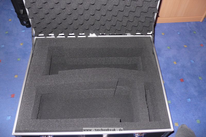 CAMCase III\n\nFoto von Jrg Langer (Taschenfreak.de)\n\nKommentar des Nutzers:\n\nZiel: Studioblitze ausreichend geschtzt transportieren und lagern.\n\nBestellte Artikel bei Kofferfunshop.de:\n1x 62012 Gertekoffer Flight III\n1x 69912 Schaumstoff-EInlage CamCase Kit III\n\nMae des Koffers / Flightcase:\n550x450x340mm\n\nDie "Einbaumanahmen" sind uerst einfach und mit einem guten Klingenmesser in wenigen Minuten zu machen.\n\nWir bringen in der jetzigen Version unter:\n1x 420Ws Studioblitz mit Reflektor\n1x 260Ws Studioblitz mit Reflektor\n1x 100Ws Studioblitz mit Spotaufsatz\nSteckerleiste\n10 m Verlngerungskabel\n2x Anschkusskabel 5m fr die groen Blitze\n3x Sync Kabel fr die Blitze\n\nDer Koffer ist stabil genug und lsst sich an den beiden stabilen Seitengriffen sehr gut tragen und transportieren.\n\nUnsere Meinung: Das beste was wir im Internet finden konnten fr die o.g. Anwendung.