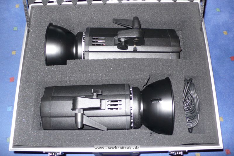 CAMCase III\n\nFoto von Jrg Langer (Taschenfreak.de)\n\nKommentar des Nutzers:\n\nZiel: Studioblitze ausreichend geschtzt transportieren und lagern.\n\nBestellte Artikel bei Kofferfunshop.de:\n1x 62012 Gertekoffer Flight III\n1x 69912 Schaumstoff-EInlage CamCase Kit III\n\nMae des Koffers / Flightcase:\n550x450x340mm\n\nDie "Einbaumanahmen" sind uerst einfach und mit einem guten Klingenmesser in wenigen Minuten zu machen.\n\nWir bringen in der jetzigen Version unter:\n1x 420Ws Studioblitz mit Reflektor\n1x 260Ws Studioblitz mit Reflektor\n1x 100Ws Studioblitz mit Spotaufsatz\nSteckerleiste\n10 m Verlngerungskabel\n2x Anschkusskabel 5m fr die groen Blitze\n3x Sync Kabel fr die Blitze\n\nDer Koffer ist stabil genug und lsst sich an den beiden stabilen Seitengriffen sehr gut tragen und transportieren.\n\nUnsere Meinung: Das beste was wir im Internet finden konnten fr die o.g. Anwendung.
