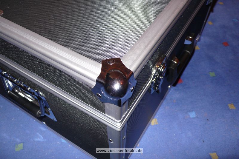 CAMCase III\n\nFoto von Jrg Langer (Taschenfreak.de)\n\nKommentar des Nutzers:\n\nZiel: Studioblitze ausreichend geschtzt transportieren und lagern.\n\nBestellte Artikel bei Kofferfunshop.de:\n1x 62012 Gertekoffer Flight III\n1x 69912 Schaumstoff-EInlage CamCase Kit III\n\nMae des Koffers / Flightcase:\n550x450x340mm\n\nDie "Einbaumanahmen" sind uerst einfach und mit einem guten Klingenmesser in wenigen Minuten zu machen.\n\nWir bringen in der jetzigen Version unter:\n1x 420Ws Studioblitz mit Reflektor\n1x 260Ws Studioblitz mit Reflektor\n1x 100Ws Studioblitz mit Spotaufsatz\nSteckerleiste\n10 m Verlngerungskabel\n2x Anschkusskabel 5m fr die groen Blitze\n3x Sync Kabel fr die Blitze\n\nDer Koffer ist stabil genug und lsst sich an den beiden stabilen Seitengriffen sehr gut tragen und transportieren.\n\nUnsere Meinung: Das beste was wir im Internet finden konnten fr die o.g. Anwendung.