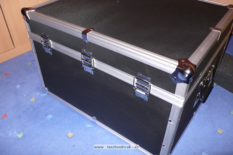 CAMCase III\n\nFoto von Jrg Langer (Taschenfreak.de)\n\nKommentar des Nutzers:\n\nZiel: Studioblitze ausreichend geschtzt transportieren und lagern.\n\nBestellte Artikel bei Kofferfunshop.de:\n1x 62012 Gertekoffer Flight III\n1x 69912 Schaumstoff-EInlage CamCase Kit III\n\nMae des Koffers / Flightcase:\n550x450x340mm\n\nDie "Einbaumanahmen" sind uerst einfach und mit einem guten Klingenmesser in wenigen Minuten zu machen.\n\nWir bringen in der jetzigen Version unter:\n1x 420Ws Studioblitz mit Reflektor\n1x 260Ws Studioblitz mit Reflektor\n1x 100Ws Studioblitz mit Spotaufsatz\nSteckerleiste\n10 m Verlngerungskabel\n2x Anschkusskabel 5m fr die groen Blitze\n3x Sync Kabel fr die Blitze\n\nDer Koffer ist stabil genug und lsst sich an den beiden stabilen Seitengriffen sehr gut tragen und transportieren.\n\nUnsere Meinung: Das beste was wir im Internet finden konnten fr die o.g. Anwendung.