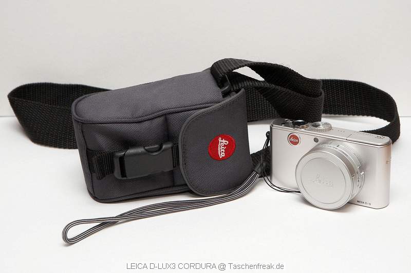 LEICA D-Lux 3 Cordura Tasche\n\nFoto von Jrg Langer (Taschenfreak)\n\nKommentar des Nutzers:\n\nDiese sehr stabile und wiederstandsfhige Tasche nimmt die Leica D-Lux 3 oder bauhnliche Kompakte Digicams sehr gut auf.\n\nDie Frontasche nimmt den Akku uind eine nicht verpackte SD Card gut auf, knnte aber etwas tiefer sein, damit der Teure Inhalt nicht ganz so leicht rausfllt.\n\nDer Schultergurt ist sehr gut und ausreichend dimensioniert, leider aber nicht abnehmbar was die Tasche u.E. als Grteltasche unbrauchbar macht (leider....)\n\nDer Klick Verschluss ist gut und auch mit einer Hand zu bedienen.