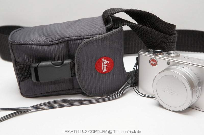 LEICA D-Lux 3 Cordura Tasche\n\nFoto von Jrg Langer (Taschenfreak)\n\nKommentar des Nutzers:\n\nDiese sehr stabile und wiederstandsfhige Tasche nimmt die Leica D-Lux 3 oder bauhnliche Kompakte Digicams sehr gut auf.\n\nDie Frontasche nimmt den Akku uind eine nicht verpackte SD Card gut auf, knnte aber etwas tiefer sein, damit der Teure Inhalt nicht ganz so leicht rausfllt.\n\nDer Schultergurt ist sehr gut und ausreichend dimensioniert, leider aber nicht abnehmbar was die Tasche u.E. als Grteltasche unbrauchbar macht (leider....)\n\nDer Klick Verschluss ist gut und auch mit einer Hand zu bedienen.