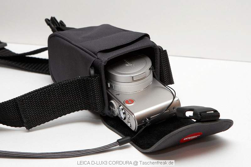 LEICA D-Lux 3 Cordura Tasche\n\nFoto von Jrg Langer (Taschenfreak)\n\nKommentar des Nutzers:\n\nDiese sehr stabile und wiederstandsfhige Tasche nimmt die Leica D-Lux 3 oder bauhnliche Kompakte Digicams sehr gut auf.\n\nDie Frontasche nimmt den Akku uind eine nicht verpackte SD Card gut auf, knnte aber etwas tiefer sein, damit der Teure Inhalt nicht ganz so leicht rausfllt.\n\nDer Schultergurt ist sehr gut und ausreichend dimensioniert, leider aber nicht abnehmbar was die Tasche u.E. als Grteltasche unbrauchbar macht (leider....)\n\nDer Klick Verschluss ist gut und auch mit einer Hand zu bedienen.