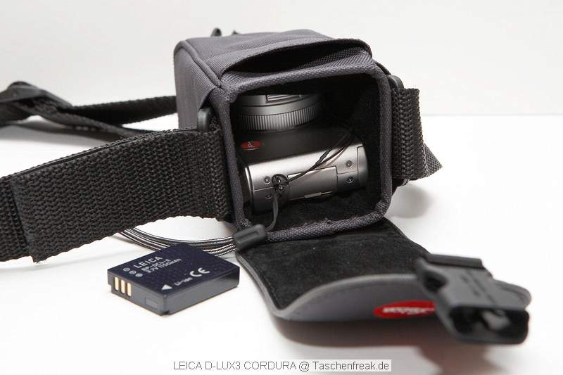 LEICA D-Lux 3 Cordura Tasche\n\nFoto von Jrg Langer (Taschenfreak)\n\nKommentar des Nutzers:\n\nDiese sehr stabile und wiederstandsfhige Tasche nimmt die Leica D-Lux 3 oder bauhnliche Kompakte Digicams sehr gut auf.\n\nDie Frontasche nimmt den Akku uind eine nicht verpackte SD Card gut auf, knnte aber etwas tiefer sein, damit der Teure Inhalt nicht ganz so leicht rausfllt.\n\nDer Schultergurt ist sehr gut und ausreichend dimensioniert, leider aber nicht abnehmbar was die Tasche u.E. als Grteltasche unbrauchbar macht (leider....)\n\nDer Klick Verschluss ist gut und auch mit einer Hand zu bedienen.