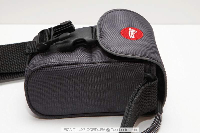 LEICA D-Lux 3 Cordura Tasche\n\nFoto von Jrg Langer (Taschenfreak)\n\nKommentar des Nutzers:\n\nDiese sehr stabile und wiederstandsfhige Tasche nimmt die Leica D-Lux 3 oder bauhnliche Kompakte Digicams sehr gut auf.\n\nDie Frontasche nimmt den Akku uind eine nicht verpackte SD Card gut auf, knnte aber etwas tiefer sein, damit der Teure Inhalt nicht ganz so leicht rausfllt.\n\nDer Schultergurt ist sehr gut und ausreichend dimensioniert, leider aber nicht abnehmbar was die Tasche u.E. als Grteltasche unbrauchbar macht (leider....)\n\nDer Klick Verschluss ist gut und auch mit einer Hand zu bedienen.