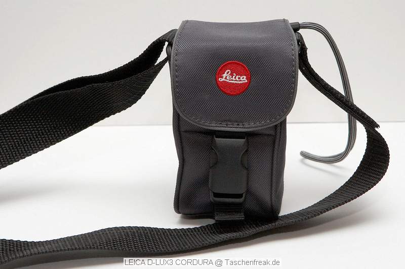 LEICA D-Lux 3 Cordura Tasche\n\nFoto von Jrg Langer (Taschenfreak)\n\nKommentar des Nutzers:\n\nDiese sehr stabile und wiederstandsfhige Tasche nimmt die Leica D-Lux 3 oder bauhnliche Kompakte Digicams sehr gut auf.\n\nDie Frontasche nimmt den Akku uind eine nicht verpackte SD Card gut auf, knnte aber etwas tiefer sein, damit der Teure Inhalt nicht ganz so leicht rausfllt.\n\nDer Schultergurt ist sehr gut und ausreichend dimensioniert, leider aber nicht abnehmbar was die Tasche u.E. als Grteltasche unbrauchbar macht (leider....)\n\nDer Klick Verschluss ist gut und auch mit einer Hand zu bedienen.