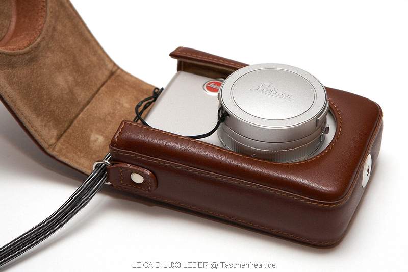 LEICA D-Lux 3 Leder Tasche\n\nFoto von Jrg Langer (Taschenfreak)\n\nKommentar des Nutzers:\n\nDiese sehr stabile und sehr klassisch wirkendeTasche nimmt die Leica D-Lux 3 oder bauhnliche Kompakte Digicams sehr gut auf.\n\nEine Fronttasche fr SD Card oder Ersatzakku sicht man hier vergeblich.\n\nDer mitgelieferte Schultergurt ist aus der selben Lederfarbe wie die Tasche selbst und sehr lang aber sicher Geschmackksache. Wir nutzen diese Tasche nur als "Handtasche" und nutzen dafr die Handschlaufe der Leica Camera selbst, diese durch eine se an der normalerweise der Schultergurt befestigt wird, einfach durchgezogen wird.\n\nDie Tasche kann auch theoretisch am Grtel getragen werden.\n\nDas Innenfutter aus Wildleder ist sehr esdel und sehr hochwertig vernht wie die gesamte Tasche selbst auch.\n\nEinen besseren Schutz fr die kleine edle Cam werden SIe wahrscheinlich nicht finden.