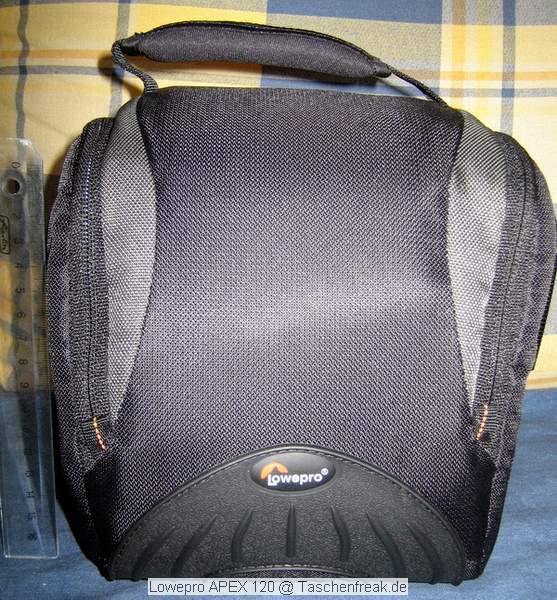 LOWEPRO APEX 120\n\nFoto von H. Biekat - VIELEN DANK FR DIE MAIL!\n\nKommentar des Nutzers:\n\nHallo!\nNach den vielen hilfreichen Infos dieser Seite hier mein Beitrag dazu:\n\nFototasche Lowepro APEX120\nUmhngetasche mit Trageriemen oder alternativ, wie von mir genutzt, als Grteltasche.\nWenn man mit einem Rucksack unterwegs ist (Daypack), man auf seine DSLR aber nicht verzichten will, braucht man etwas kleines Kompaktes.\nIn die Apex120 passt rein:\n- Pentax K10D (ohne Batteriegriff!)\n- Pentax 18-50\n- Pentax 50-200\nBeide Objektive mit umgekehrt aufgesetzter Sonnenblende. Beide Objektive passen an der K10D aufgesetzt in die Tasche.\nNatrlich ist in den innen liegenden Zusatztaschen noch Platz fr Filter, Reinigungstuch und Speicherkarten.\nWichtig fr mich, auf der Unterseite befindet sich ein Fach mit einer regensicheren Schutzhaube fr die Tasche.\n\nMit freundlichen Gren\n\nH. Biekat