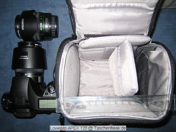 LOWEPRO APEX 120\n\nFoto von H. Biekat - VIELEN DANK FR DIE MAIL!\n\nKommentar des Nutzers:\n\nHallo!\nNach den vielen hilfreichen Infos dieser Seite hier mein Beitrag dazu:\n\nFototasche Lowepro APEX120\nUmhngetasche mit Trageriemen oder alternativ, wie von mir genutzt, als Grteltasche.\nWenn man mit einem Rucksack unterwegs ist (Daypack), man auf seine DSLR aber nicht verzichten will, braucht man etwas kleines Kompaktes.\nIn die Apex120 passt rein:\n- Pentax K10D (ohne Batteriegriff!)\n- Pentax 18-50\n- Pentax 50-200\nBeide Objektive mit umgekehrt aufgesetzter Sonnenblende. Beide Objektive passen an der K10D aufgesetzt in die Tasche.\nNatrlich ist in den innen liegenden Zusatztaschen noch Platz fr Filter, Reinigungstuch und Speicherkarten.\nWichtig fr mich, auf der Unterseite befindet sich ein Fach mit einer regensicheren Schutzhaube fr die Tasche.\n\nMit freundlichen Gren\n\nH. Biekat