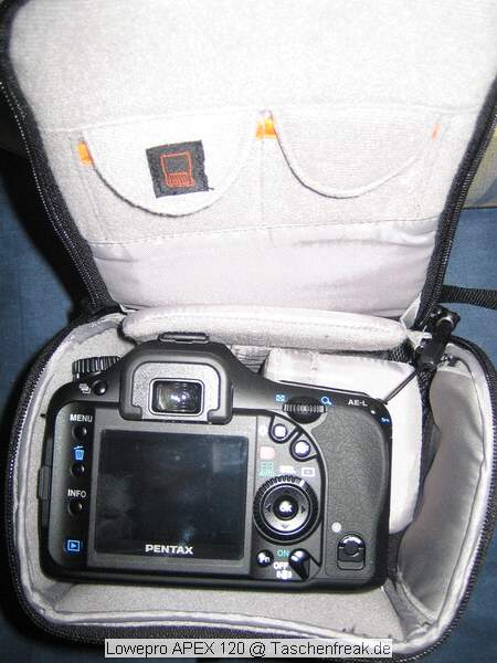 LOWEPRO APEX 120\n\nFoto von H. Biekat - VIELEN DANK FR DIE MAIL!\n\nKommentar des Nutzers:\n\nHallo!\nNach den vielen hilfreichen Infos dieser Seite hier mein Beitrag dazu:\n\nFototasche Lowepro APEX120\nUmhngetasche mit Trageriemen oder alternativ, wie von mir genutzt, als Grteltasche.\nWenn man mit einem Rucksack unterwegs ist (Daypack), man auf seine DSLR aber nicht verzichten will, braucht man etwas kleines Kompaktes.\nIn die Apex120 passt rein:\n- Pentax K10D (ohne Batteriegriff!)\n- Pentax 18-50\n- Pentax 50-200\nBeide Objektive mit umgekehrt aufgesetzter Sonnenblende. Beide Objektive passen an der K10D aufgesetzt in die Tasche.\nNatrlich ist in den innen liegenden Zusatztaschen noch Platz fr Filter, Reinigungstuch und Speicherkarten.\nWichtig fr mich, auf der Unterseite befindet sich ein Fach mit einer regensicheren Schutzhaube fr die Tasche.\n\nMit freundlichen Gren\n\nH. Biekat