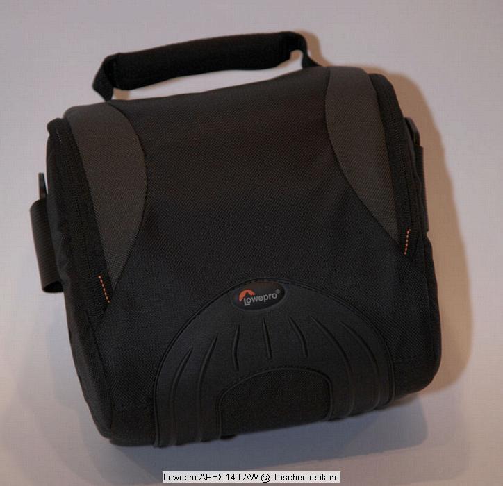 Lowepro APEX 140\n\nFoto von Thomas Hermans - DANKE FR DIE BILDER!\n\nKommentar des Nutzers:\n\nEs handelt sich um eine Schultertasche aus der neue APEX Reihe von LowePro, vorgestellt auf der diesjhrigen Photokina.\nDie Reihe umfast 6 neue Kamera-Pouches und 4 Schultertaschen, Modell APEX 5 AW angefangen fr Kompactkameras/Fotohandys bis zum grssten Modell APEX 140 AW fr mittelgrosse dSLRs.\n\nInfos aus dem LowePro-Prospekt:\n\n- Innenmasse:  17,8 x 10 x 17,5 cm\n- Einzelfach-Design\n- All Weater Cover\n- Integriertes Dfach fr Speicherkarten\n- Microfaser-Gewebe\n- SlipLock Schlaufen\n- Eingenhtes Microfasertuch  ( nur Schultertaschen )\n- Gepolsterter Schultergurt & Tragegriff   ( nur Schultertaschen )\n\n\nAuf den ersten Blick kann ich keinen Nachteil erkennen, die Verarbeitung ist ist LowePro typisch auf sehr hohem Niveau. Innen sind zwei per Klettverschluss verstellbare Einteiler vorhanden.\nIm Hauptfach, das sehr weich gepolstert ist, befindet sich eine kleine Netztasche fr Akku oder hnliches, vor befindet sich eine Tasche ber die komplette breite mit Netzfach und kleinem Steckfach, zudem sind im Deckel zwei Speicherkartenfcher vorhanden.\nAuf der Taschenrckseite befindet sich eine Schlaufe zum tragen am Grtel, der Deckel ffnen sich somit vom Krper weg und erlaubt leichen Zugriff.\nUnter der Grtelschlaufe "versteckt" sich das All-Weater-Cover.\n\nUnd sie passt doch - und zwar meine EOS5d mit angesetztem 24-105L und umgedrehter GeLi, zwar knapp aber doch fast wie dafr gemacht. Zudem ist recht und links der Trenner noch Platz fr Akku, Filter und Co.. Verzichtet man auf die GeLi am Objectiv, drfte sogar noch ein kleiner Blitz seinen Platz finden. \n\nAlles-in-Allem, der preis von kanpp 40,-ist sehr gut angelegt.\n\nUnd hier endlich Bilder davon und ich wrde mich freuen, bald welche davon auf der Webseite wieder zu finden.\n\nViele Grsse\n\nThomas