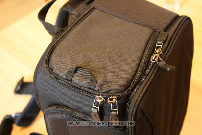 LOWEPRO CLASSIFIED SLING 220 AW\n\nFoto und Kommentar von Oliver Koch - VIELEN DANK!\n\nKommentar:\n\nHallo Jrg,\n\nvielen Dank fr deine tolle Seite, die mir bereits gute Dienste \ngeleistet hat. Nun kann ich auch einmal zur Erweiterung der bersicht \nbeitragen:\n\nIch habe mir den Classified Sling 220 AW gekauft, weil mir zwar das  \nKonzept der Slingshot 300 AW gut gefiel, der Zugriff auf die  \nAusrstung jedoch recht klein war. Auerdem gefiel mir die Anordnung  \nder Unterteilungen beim Slingshot nicht, da ich alle Objektive durch  \ndie seitliche ffnung ereichen wollte.\n\nDie Classified 220 AW kann komplett ausgerumt werden, was eine  \nfreie Einteilung erleichtert und auch eine Nutzung als Daypack  \nermglicht. Bei den Einteilungen gefallen mir besonders die  \nAbdeckungen, die mit einer kleinen orangefarbenen Lasche versehen  \nsind und ermglichen, zwei Objektive bereinander unterzubringen.  \n\nDie Tasche ist stabiler als der Slingshot und hat trotzdem eine  \nwesentlich grere ffnung. Leider ist der Hftgurt nicht  \ngepolstert, dafr lsst er sich aber bei Nichtgebrauch in das  \nRckenteil der Tasche schieben. \n\nNettes Detail sind die Taschen fr  \nSpeicherkarten, die mit einer Anzeige fr leer/voll ausgestattet  \nsind. \n\nDie Stativhalterung ist okay, reicht allerdings bis unter den  \nBoden der Tasche - Absetzen der Tasche mit Stativ drfte also nicht  \nso toll sein...\n\nDas Laptopfach ist recht schmal geraten, die Angabe von LowePro ist  \nda mit 28 cm recht optimistisch ausgefallen - 25 cm habe ich bei mir  \ngemessen.