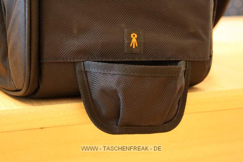 LOWEPRO CLASSIFIED SLING 220 AW\n\nFoto und Kommentar von Oliver Koch - VIELEN DANK!\n\nKommentar:\n\nHallo Jrg,\n\nvielen Dank fr deine tolle Seite, die mir bereits gute Dienste \ngeleistet hat. Nun kann ich auch einmal zur Erweiterung der bersicht \nbeitragen:\n\nIch habe mir den Classified Sling 220 AW gekauft, weil mir zwar das  \nKonzept der Slingshot 300 AW gut gefiel, der Zugriff auf die  \nAusrstung jedoch recht klein war. Auerdem gefiel mir die Anordnung  \nder Unterteilungen beim Slingshot nicht, da ich alle Objektive durch  \ndie seitliche ffnung ereichen wollte.\n\nDie Classified 220 AW kann komplett ausgerumt werden, was eine  \nfreie Einteilung erleichtert und auch eine Nutzung als Daypack  \nermglicht. Bei den Einteilungen gefallen mir besonders die  \nAbdeckungen, die mit einer kleinen orangefarbenen Lasche versehen  \nsind und ermglichen, zwei Objektive bereinander unterzubringen.  \n\nDie Tasche ist stabiler als der Slingshot und hat trotzdem eine  \nwesentlich grere ffnung. Leider ist der Hftgurt nicht  \ngepolstert, dafr lsst er sich aber bei Nichtgebrauch in das  \nRckenteil der Tasche schieben. \n\nNettes Detail sind die Taschen fr  \nSpeicherkarten, die mit einer Anzeige fr leer/voll ausgestattet  \nsind. \n\nDie Stativhalterung ist okay, reicht allerdings bis unter den  \nBoden der Tasche - Absetzen der Tasche mit Stativ drfte also nicht  \nso toll sein...\n\nDas Laptopfach ist recht schmal geraten, die Angabe von LowePro ist  \nda mit 28 cm recht optimistisch ausgefallen - 25 cm habe ich bei mir  \ngemessen.