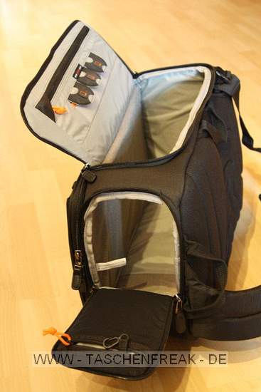 LOWEPRO CLASSIFIED SLING 220 AW\n\nFoto und Kommentar von Oliver Koch - VIELEN DANK!\n\nKommentar:\n\nHallo Jrg,\n\nvielen Dank fr deine tolle Seite, die mir bereits gute Dienste \ngeleistet hat. Nun kann ich auch einmal zur Erweiterung der bersicht \nbeitragen:\n\nIch habe mir den Classified Sling 220 AW gekauft, weil mir zwar das  \nKonzept der Slingshot 300 AW gut gefiel, der Zugriff auf die  \nAusrstung jedoch recht klein war. Auerdem gefiel mir die Anordnung  \nder Unterteilungen beim Slingshot nicht, da ich alle Objektive durch  \ndie seitliche ffnung ereichen wollte.\n\nDie Classified 220 AW kann komplett ausgerumt werden, was eine  \nfreie Einteilung erleichtert und auch eine Nutzung als Daypack  \nermglicht. Bei den Einteilungen gefallen mir besonders die  \nAbdeckungen, die mit einer kleinen orangefarbenen Lasche versehen  \nsind und ermglichen, zwei Objektive bereinander unterzubringen.  \n\nDie Tasche ist stabiler als der Slingshot und hat trotzdem eine  \nwesentlich grere ffnung. Leider ist der Hftgurt nicht  \ngepolstert, dafr lsst er sich aber bei Nichtgebrauch in das  \nRckenteil der Tasche schieben. \n\nNettes Detail sind die Taschen fr  \nSpeicherkarten, die mit einer Anzeige fr leer/voll ausgestattet  \nsind. \n\nDie Stativhalterung ist okay, reicht allerdings bis unter den  \nBoden der Tasche - Absetzen der Tasche mit Stativ drfte also nicht  \nso toll sein...\n\nDas Laptopfach ist recht schmal geraten, die Angabe von LowePro ist  \nda mit 28 cm recht optimistisch ausgefallen - 25 cm habe ich bei mir  \ngemessen.