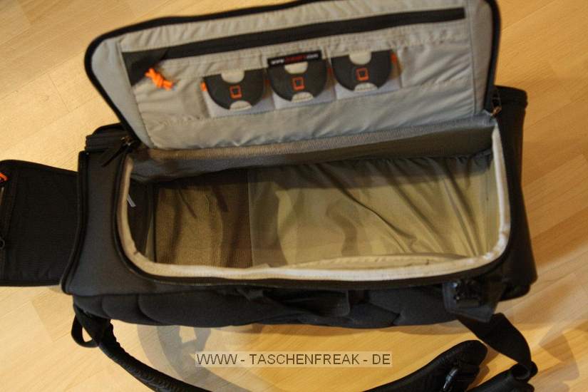 LOWEPRO CLASSIFIED SLING 220 AW\n\nFoto und Kommentar von Oliver Koch - VIELEN DANK!\n\nKommentar:\n\nHallo Jrg,\n\nvielen Dank fr deine tolle Seite, die mir bereits gute Dienste \ngeleistet hat. Nun kann ich auch einmal zur Erweiterung der bersicht \nbeitragen:\n\nIch habe mir den Classified Sling 220 AW gekauft, weil mir zwar das  \nKonzept der Slingshot 300 AW gut gefiel, der Zugriff auf die  \nAusrstung jedoch recht klein war. Auerdem gefiel mir die Anordnung  \nder Unterteilungen beim Slingshot nicht, da ich alle Objektive durch  \ndie seitliche ffnung ereichen wollte.\n\nDie Classified 220 AW kann komplett ausgerumt werden, was eine  \nfreie Einteilung erleichtert und auch eine Nutzung als Daypack  \nermglicht. Bei den Einteilungen gefallen mir besonders die  \nAbdeckungen, die mit einer kleinen orangefarbenen Lasche versehen  \nsind und ermglichen, zwei Objektive bereinander unterzubringen.  \n\nDie Tasche ist stabiler als der Slingshot und hat trotzdem eine  \nwesentlich grere ffnung. Leider ist der Hftgurt nicht  \ngepolstert, dafr lsst er sich aber bei Nichtgebrauch in das  \nRckenteil der Tasche schieben. \n\nNettes Detail sind die Taschen fr  \nSpeicherkarten, die mit einer Anzeige fr leer/voll ausgestattet  \nsind. \n\nDie Stativhalterung ist okay, reicht allerdings bis unter den  \nBoden der Tasche - Absetzen der Tasche mit Stativ drfte also nicht  \nso toll sein...\n\nDas Laptopfach ist recht schmal geraten, die Angabe von LowePro ist  \nda mit 28 cm recht optimistisch ausgefallen - 25 cm habe ich bei mir  \ngemessen.