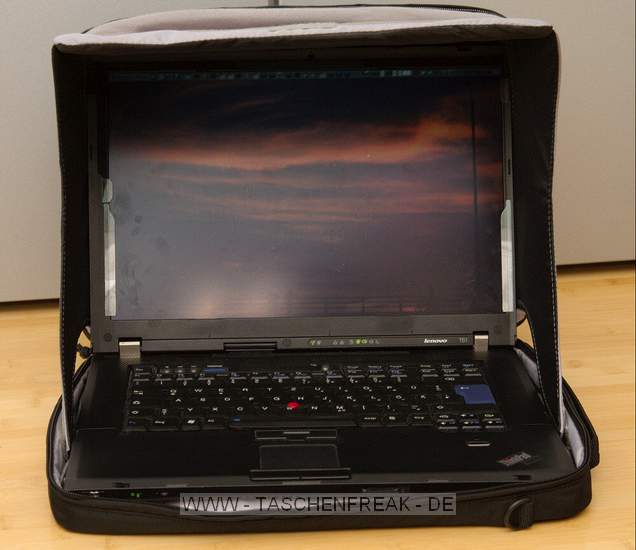 LOWEPRO COMPU PRIMUS AW\n\nFoto und Text von Andreas F.X. Siegert - VIELEN DANK!\n\nKommentar:\n\nLowpro ComputPrimus AW\nLaptop bag unfolded.\nAlthough it fits a 15" screen (shown with a Thinkpad T61), the hood will obscure too much at the top for comfortable working unless you work flat on your back (beach office anyone?).