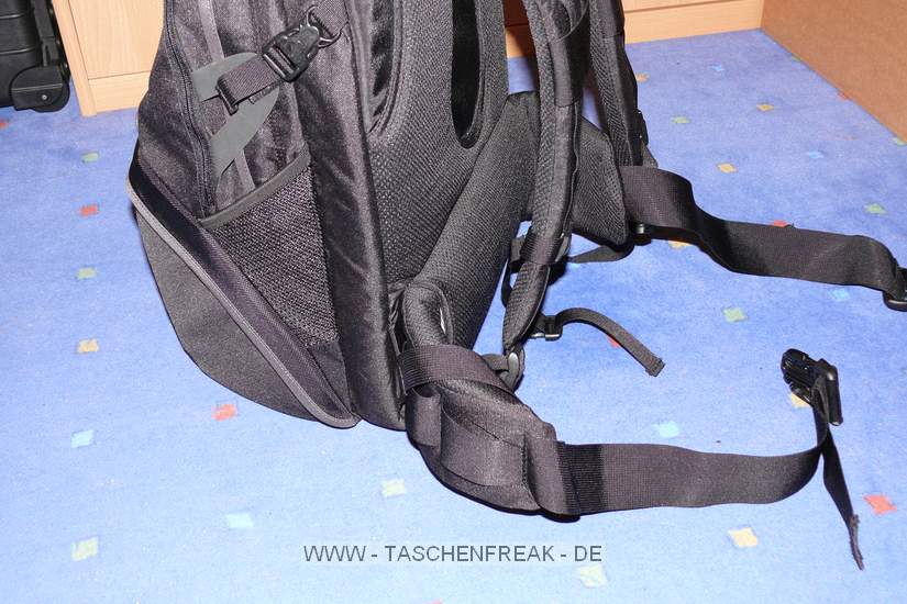 Lowepro Compu Rover AW\n\nFoto von Jrg Langer (www.taschenfreak.de)\n\nKommentar des Nutzers:\n\nDer Compu Rover lste bei uns den Compu Trekker AW ab. Das Innenvolumen ist recht hnlich und die Ausrstung passt gut hinein. Auch das Notebookfach ist extrem gro und hochwertig geschtzt.\n\nWir haben in diesem Beispiel "geladen":\nCanon 5D mit angesetztem 24-70 2.8L\nCanon 17-40\nCanon 70-200 4.0L mit Stativschelle\nCanon 300 4.0L IS mit Stativschelle\nCanon 50 1,8I\nCanon 580 EX\nKenko Pro 1,4TC\n\nAkkus, Akkus fr Blitz, Gorillapod SLR Zoom, Blasebalg, Filtermappe und ggf. Butterbrot und Trinken im Daypack oben.\n\nIn den beiden kleinen Frontaschen geht gut Handy oder PDA und Geldbrse rein.\n\nStativhaltrung ist ausklappbar und trgt auch ein relativ groes Gitzo G1348 recht gut.\n\nDas Tragesystem ist extrem gut und trotz des hohen Gewichts macht es Freude den Rucksacklange zu tragen. Und das auch als groer und "breiter" Nutzer wo andere Fotoruckscke schon zwicken und kneifen.