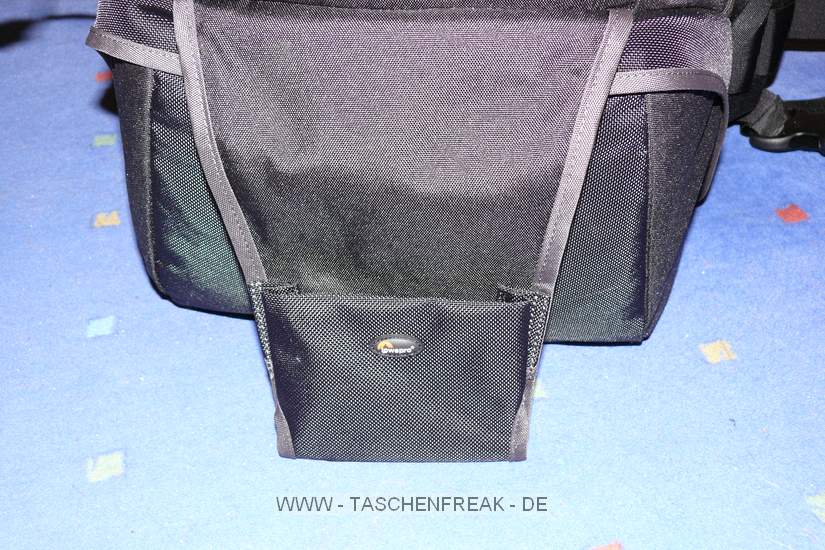 Lowepro Compu Rover AW\n\nFoto von Jrg Langer (www.taschenfreak.de)\n\nKommentar des Nutzers:\n\nDer Compu Rover lste bei uns den Compu Trekker AW ab. Das Innenvolumen ist recht hnlich und die Ausrstung passt gut hinein. Auch das Notebookfach ist extrem gro und hochwertig geschtzt.\n\nWir haben in diesem Beispiel "geladen":\nCanon 5D mit angesetztem 24-70 2.8L\nCanon 17-40\nCanon 70-200 4.0L mit Stativschelle\nCanon 300 4.0L IS mit Stativschelle\nCanon 50 1,8I\nCanon 580 EX\nKenko Pro 1,4TC\n\nAkkus, Akkus fr Blitz, Gorillapod SLR Zoom, Blasebalg, Filtermappe und ggf. Butterbrot und Trinken im Daypack oben.\n\nIn den beiden kleinen Frontaschen geht gut Handy oder PDA und Geldbrse rein.\n\nStativhaltrung ist ausklappbar und trgt auch ein relativ groes Gitzo G1348 recht gut.\n\nDas Tragesystem ist extrem gut und trotz des hohen Gewichts macht es Freude den Rucksacklange zu tragen. Und das auch als groer und "breiter" Nutzer wo andere Fotoruckscke schon zwicken und kneifen.