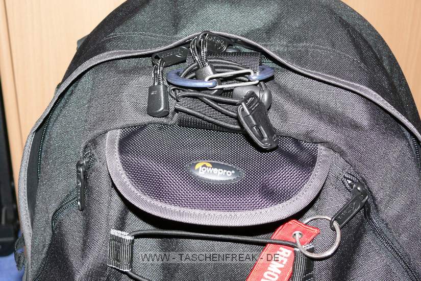 Lowepro Compu Rover AW\n\nFoto von Jrg Langer (www.taschenfreak.de)\n\nKommentar des Nutzers:\n\nDer Compu Rover lste bei uns den Compu Trekker AW ab. Das Innenvolumen ist recht hnlich und die Ausrstung passt gut hinein. Auch das Notebookfach ist extrem gro und hochwertig geschtzt.\n\nWir haben in diesem Beispiel "geladen":\nCanon 5D mit angesetztem 24-70 2.8L\nCanon 17-40\nCanon 70-200 4.0L mit Stativschelle\nCanon 300 4.0L IS mit Stativschelle\nCanon 50 1,8I\nCanon 580 EX\nKenko Pro 1,4TC\n\nAkkus, Akkus fr Blitz, Gorillapod SLR Zoom, Blasebalg, Filtermappe und ggf. Butterbrot und Trinken im Daypack oben.\n\nIn den beiden kleinen Frontaschen geht gut Handy oder PDA und Geldbrse rein.\n\nStativhaltrung ist ausklappbar und trgt auch ein relativ groes Gitzo G1348 recht gut.\n\nDas Tragesystem ist extrem gut und trotz des hohen Gewichts macht es Freude den Rucksacklange zu tragen. Und das auch als groer und "breiter" Nutzer wo andere Fotoruckscke schon zwicken und kneifen.