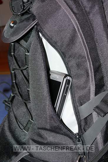 Lowepro Compu Rover AW\n\nFoto von Jrg Langer (www.taschenfreak.de)\n\nKommentar des Nutzers:\n\nDer Compu Rover lste bei uns den Compu Trekker AW ab. Das Innenvolumen ist recht hnlich und die Ausrstung passt gut hinein. Auch das Notebookfach ist extrem gro und hochwertig geschtzt.\n\nWir haben in diesem Beispiel "geladen":\nCanon 5D mit angesetztem 24-70 2.8L\nCanon 17-40\nCanon 70-200 4.0L mit Stativschelle\nCanon 300 4.0L IS mit Stativschelle\nCanon 50 1,8I\nCanon 580 EX\nKenko Pro 1,4TC\n\nAkkus, Akkus fr Blitz, Gorillapod SLR Zoom, Blasebalg, Filtermappe und ggf. Butterbrot und Trinken im Daypack oben.\n\nIn den beiden kleinen Frontaschen geht gut Handy oder PDA und Geldbrse rein.\n\nStativhaltrung ist ausklappbar und trgt auch ein relativ groes Gitzo G1348 recht gut.\n\nDas Tragesystem ist extrem gut und trotz des hohen Gewichts macht es Freude den Rucksacklange zu tragen. Und das auch als groer und "breiter" Nutzer wo andere Fotoruckscke schon zwicken und kneifen.