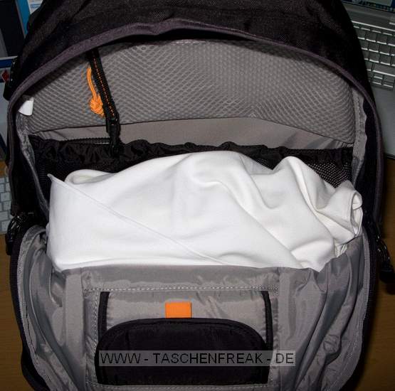 LOWEPRO COMPU ROVER AW\n\nFoto und Text Jrg Langer - www.taschenfreak.de\n\nKommentar:\n\nNachtrag mit 4 Bildern zum Compu Rover AW.\n\nDie aktuelle Ausrstung passt auch bestens hier hinein.\n\n5D mit 35 1.4L\n40D mit 135 2.0L\n20 2.8 und 85 1.8 bereinander\nG9 unter 40D\nTC 1,4x und TC 2,0x unter 5D\n580EX\n\n300 2.8 eingewickelt in Schutztuch oben liegend oder stehend im Daypack.\n\n15" Macbook pro auch stressfrei und bequem am Rcken zu tragen.\n\nLieben Gru Euer Taschenfreak - Jrg