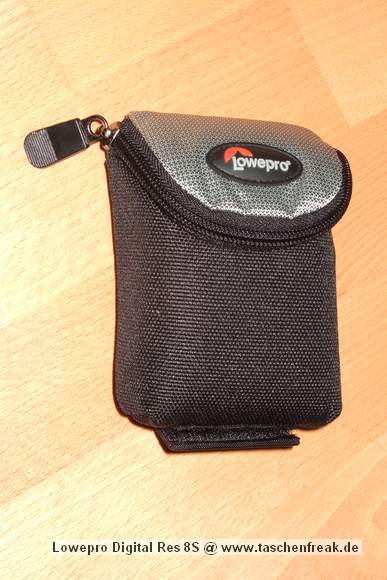 Foto von Jrg Langer\n\nKommentar des Nutzers:\n\nDiese kleine Tasche ist Ideal fr Digi Cams oder andere Gegenstnde bis zu einem Ma von 10x6x3,5cm.\n\nIch nutze diese Tasche immer fr meine "Immderdabei-Cam" die Fuji F10. Das Innere ist sehr weich und anschmiegssam ausgestattet so das die teuren kleinen Begleiter gut geschtzt sind.\n\nIn der Innentasche ist Platz fr einen weiteren Speicherchip oder einen Ersatzakku.\n\nDurch das doppelte Klettsystem an der Grtelschlaufe kann man diese Tasche bedenkenlos am Grtel oder an der groen Fototasche/Rucksack befestigen. Ein unabsichtliches lsen ist nicht mglich.