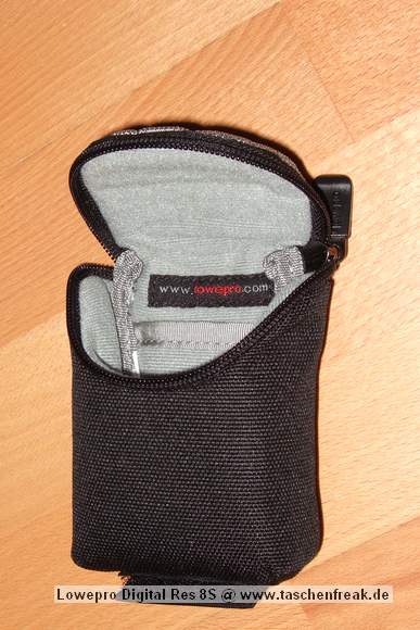 Foto von Jrg Langer\n\nKommentar des Nutzers:\n\nDiese kleine Tasche ist Ideal fr Digi Cams oder andere Gegenstnde bis zu einem Ma von 10x6x3,5cm.\n\nIch nutze diese Tasche immer fr meine "Immderdabei-Cam" die Fuji F10. Das Innere ist sehr weich und anschmiegssam ausgestattet so das die teuren kleinen Begleiter gut geschtzt sind.\n\nIn der Innentasche ist Platz fr einen weiteren Speicherchip oder einen Ersatzakku.\n\nDurch das doppelte Klettsystem an der Grtelschlaufe kann man diese Tasche bedenkenlos am Grtel oder an der groen Fototasche/Rucksack befestigen. Ein unabsichtliches lsen ist nicht mglich.